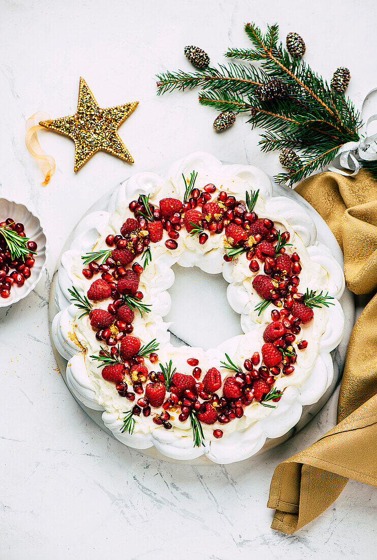 Festlicher Pavlova-Kranz mit heimischen Beeren und Granatapfel