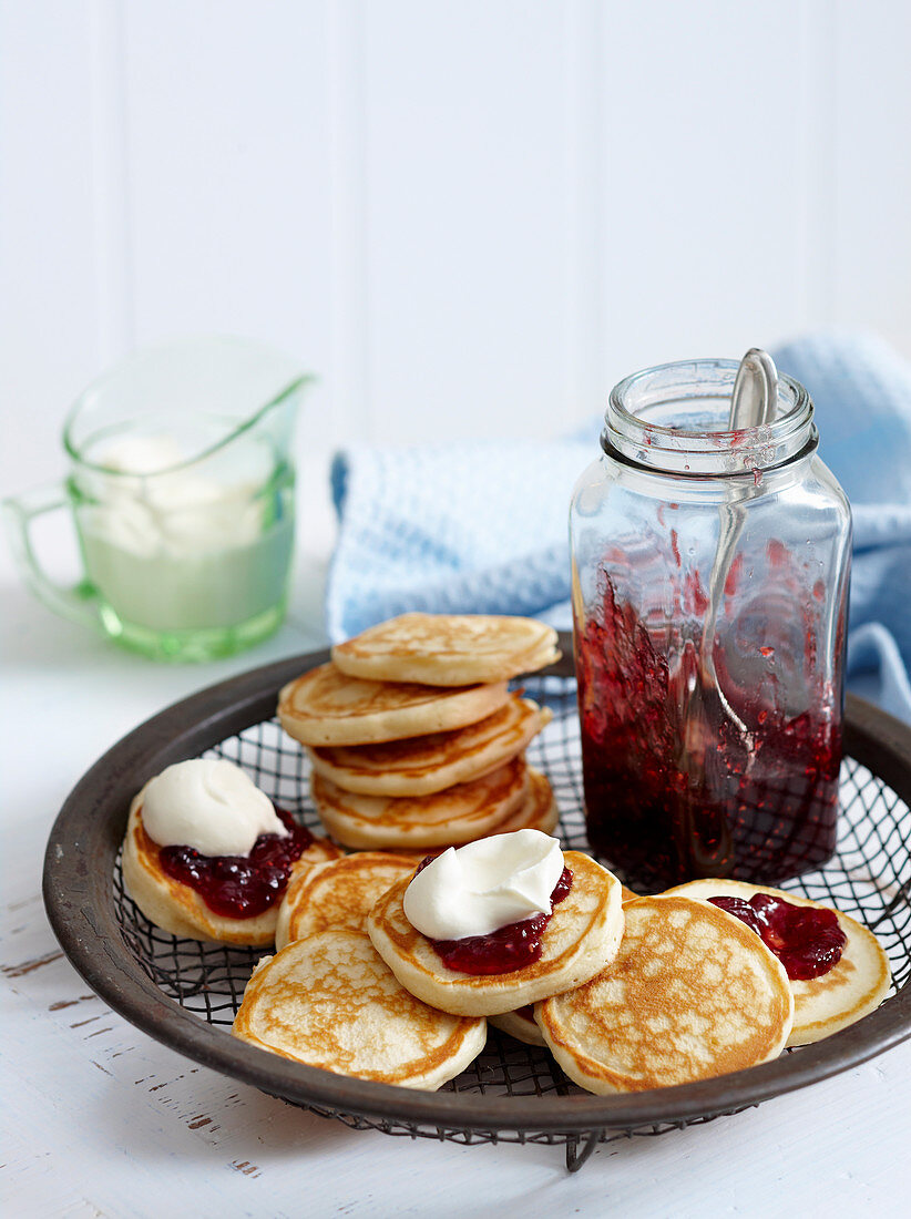 Klassische Pancakes mit Marmelade