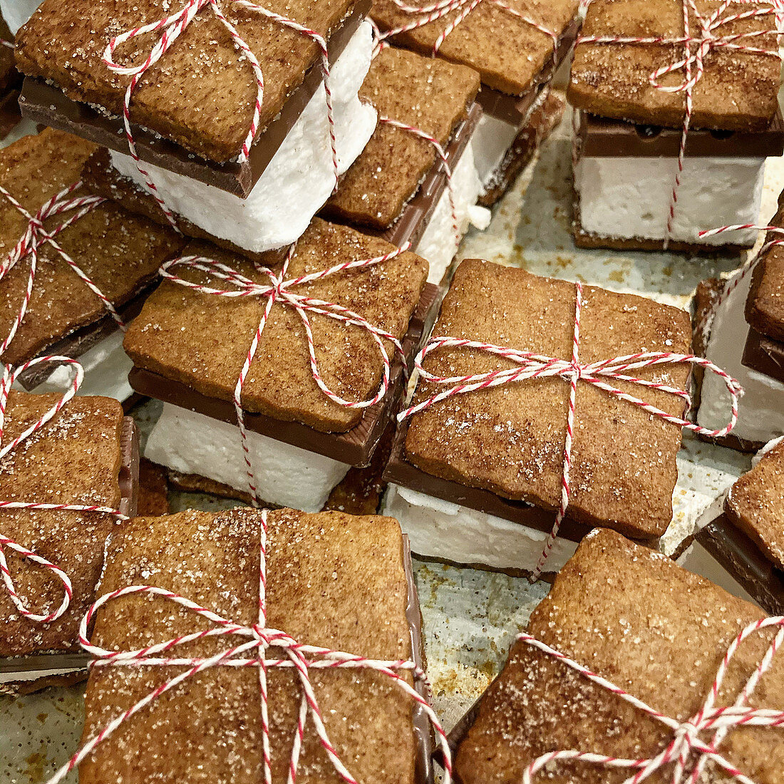 S'mores mit Marshmallows, Graham Cracker und Schokolade, mit Schnur zusammengebunden