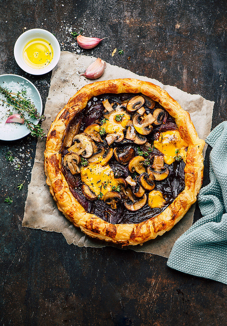 Galette mit karamellisierten Zwiebeln, Pilzen und Käse