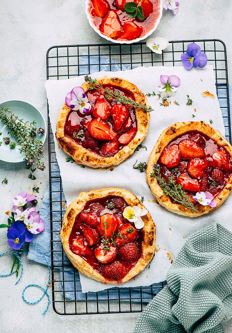 Erdbeer-Tartelettes mit Thymian