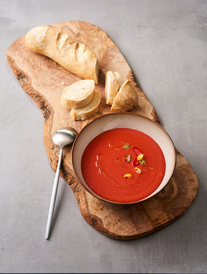 Gazpacho Andaluz mit Dinkelbaguette (Vegan)