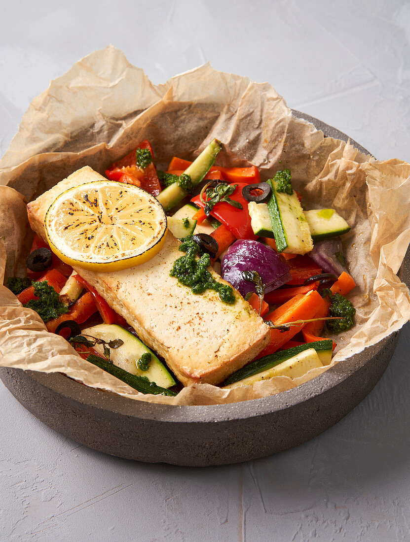 Ofengemüse en Papilotte mit Tofu (Vegan)