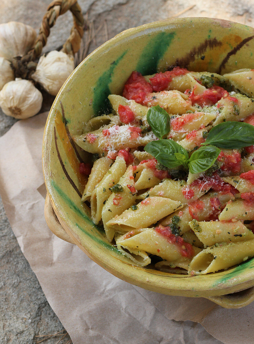 Pasta alla trapanese (Nudeln mit Basilikum, Knoblauch, Tomaten und Olivenöl)