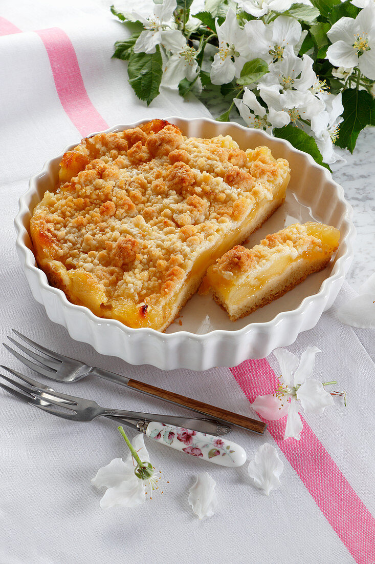 Apple pie with streusel topping