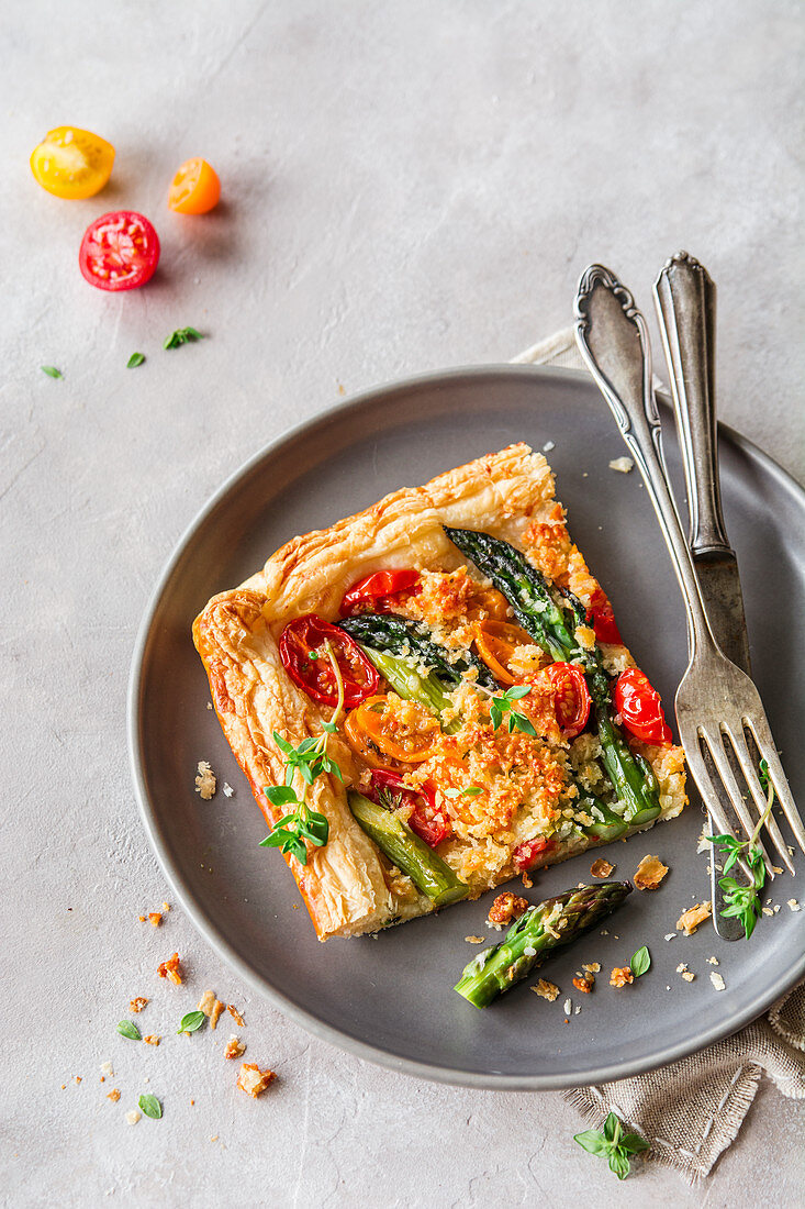 Blätterteigtarte mit Spargel, Kirschtomaten und Parmesan-Crumble