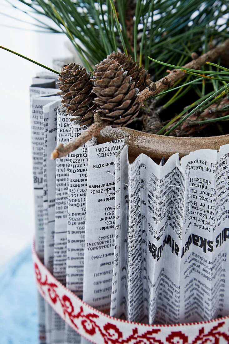 DIY-Übertopf auf gefaltetem Zeitungspapier