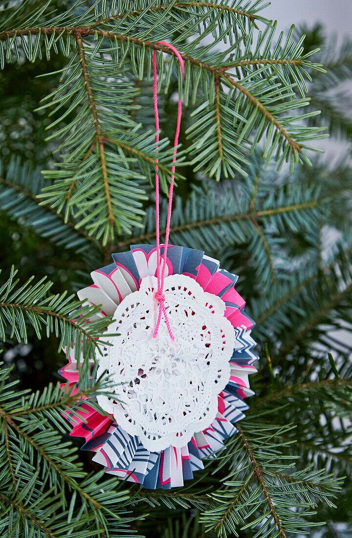 DIY-Weihnachtsdekoration aus Tortenpapier