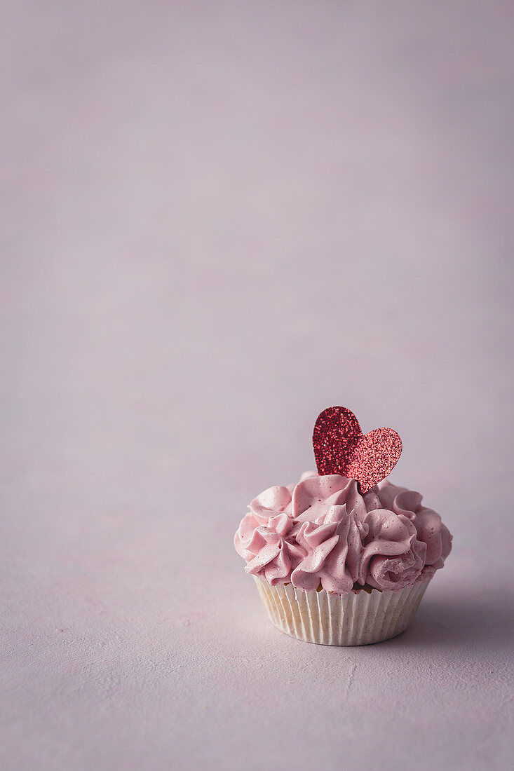 Cupcake mit rosa Frosting zum Valentinstag