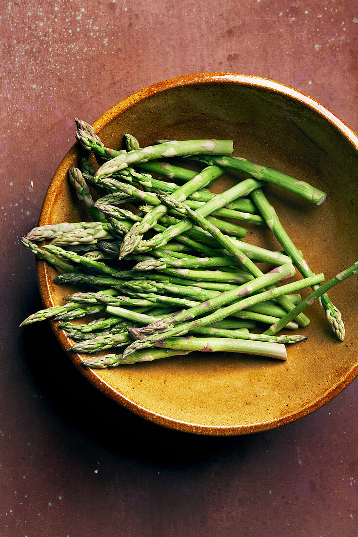 Green asparagus in a stoneware bowl