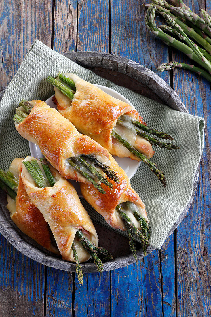 Asparagus baked with cheese in yeast dough