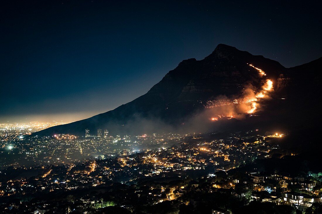 Cape Towns Table mountain on fire