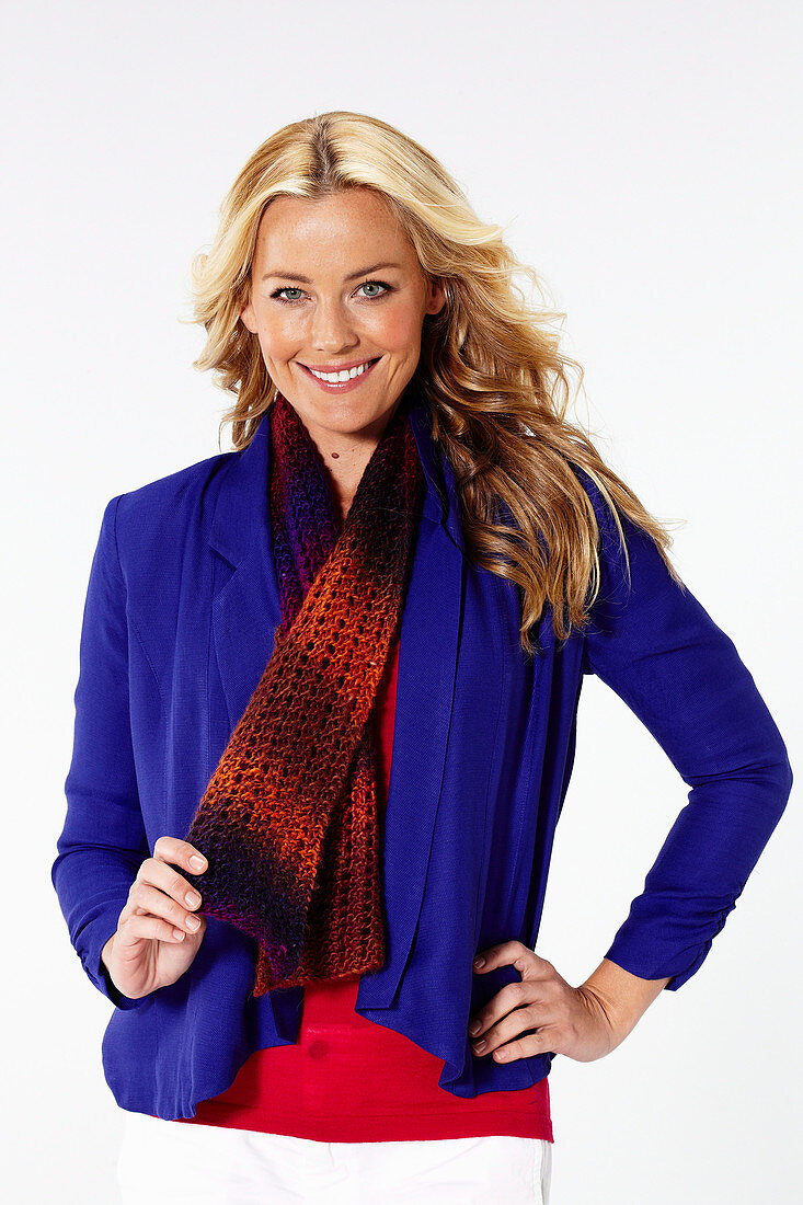 Blonde Frau in blauem Blazer mit Schal