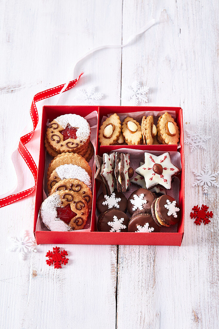 Verschiedene Plätzchen in Geschenkschachtel