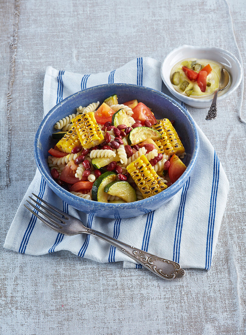 Nudelsalat mit Kidneybohnen und gegrilltem Mais