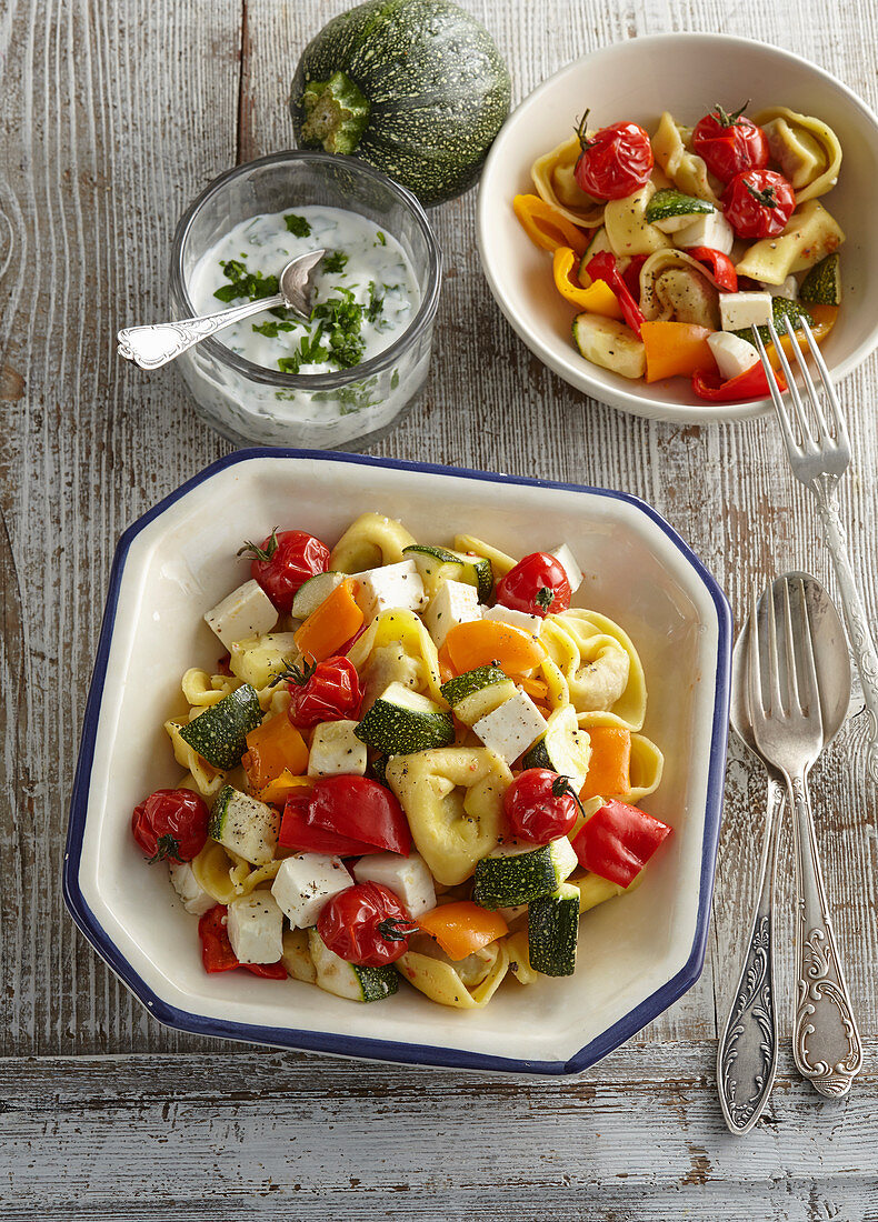 Nudelsalat mit Zucchini, Kirschtomaten und Schafskäse