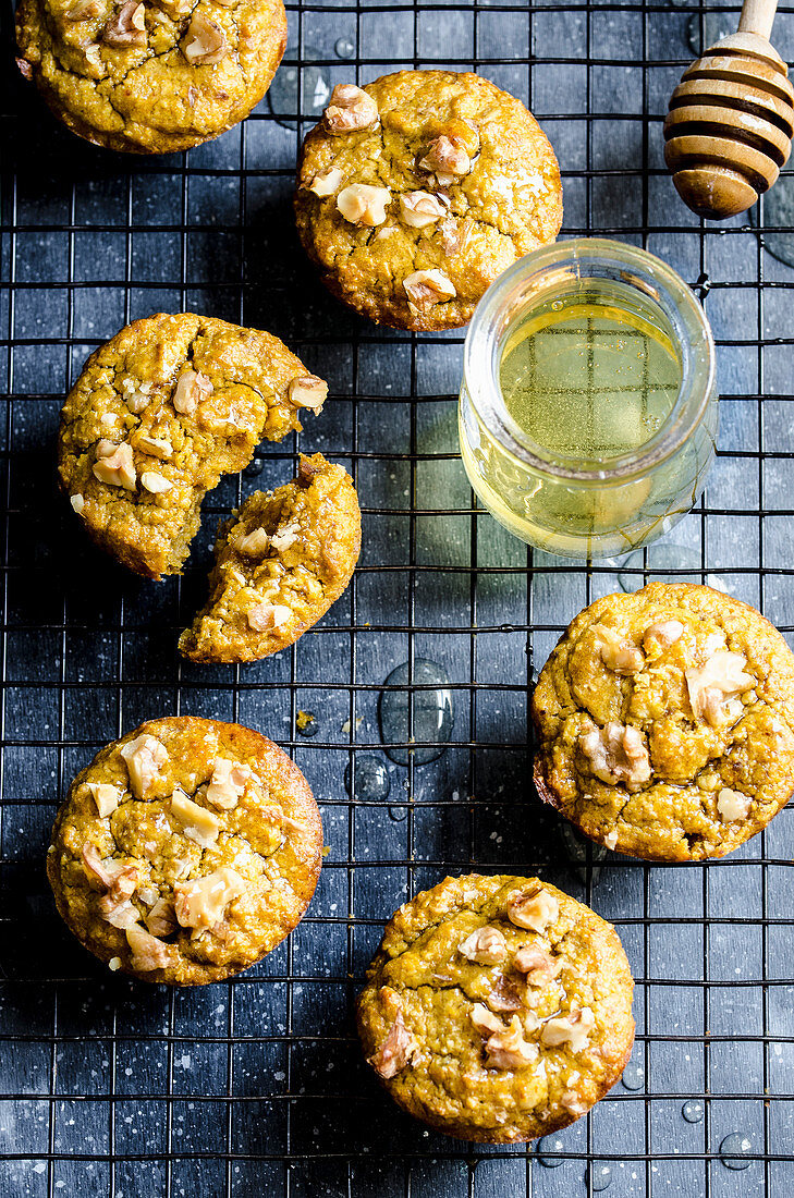 Carrot muffins with walnuts and honey