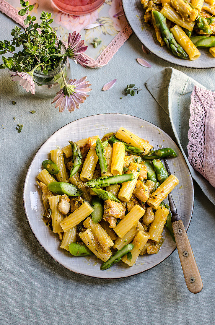 Pasta with ragout and asparagus