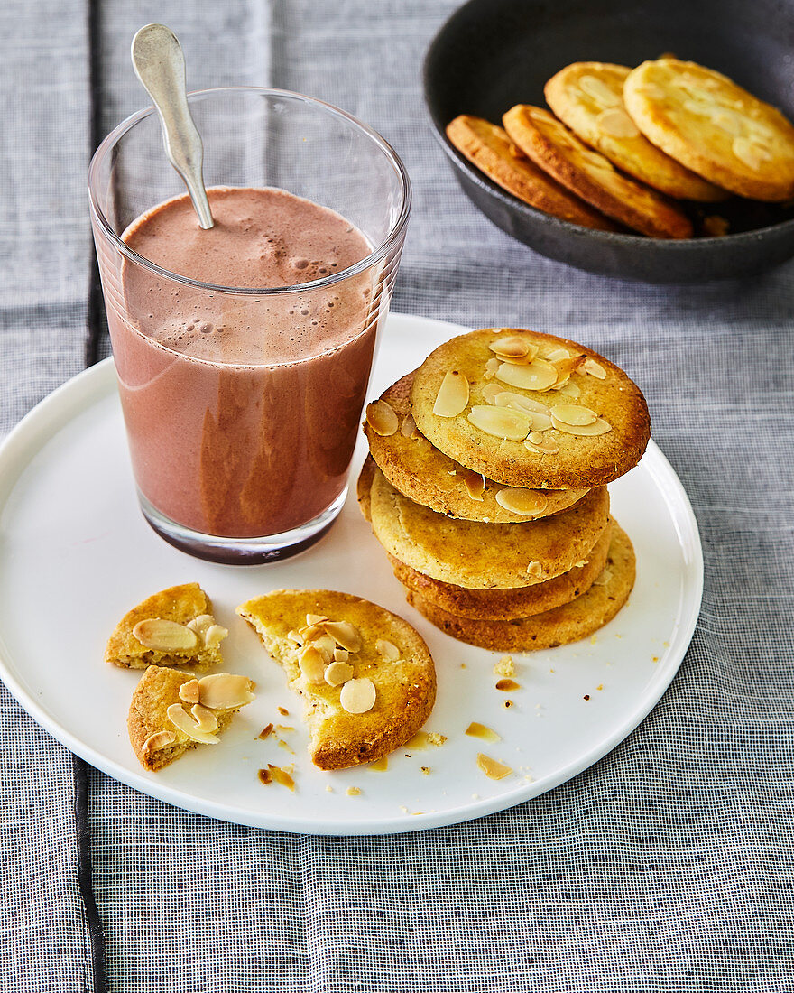 Muskatnuss-Kekse serviert mit heißer Schokolade