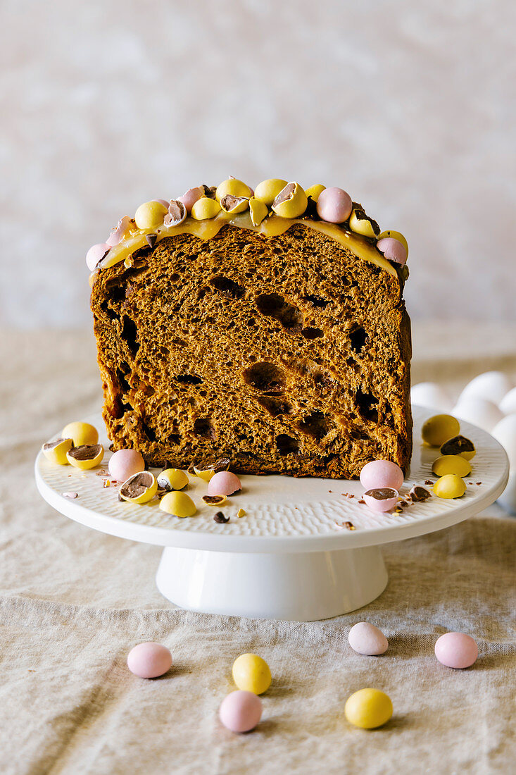 Österliche Panettone mit Schokoladen-Drageeeiern