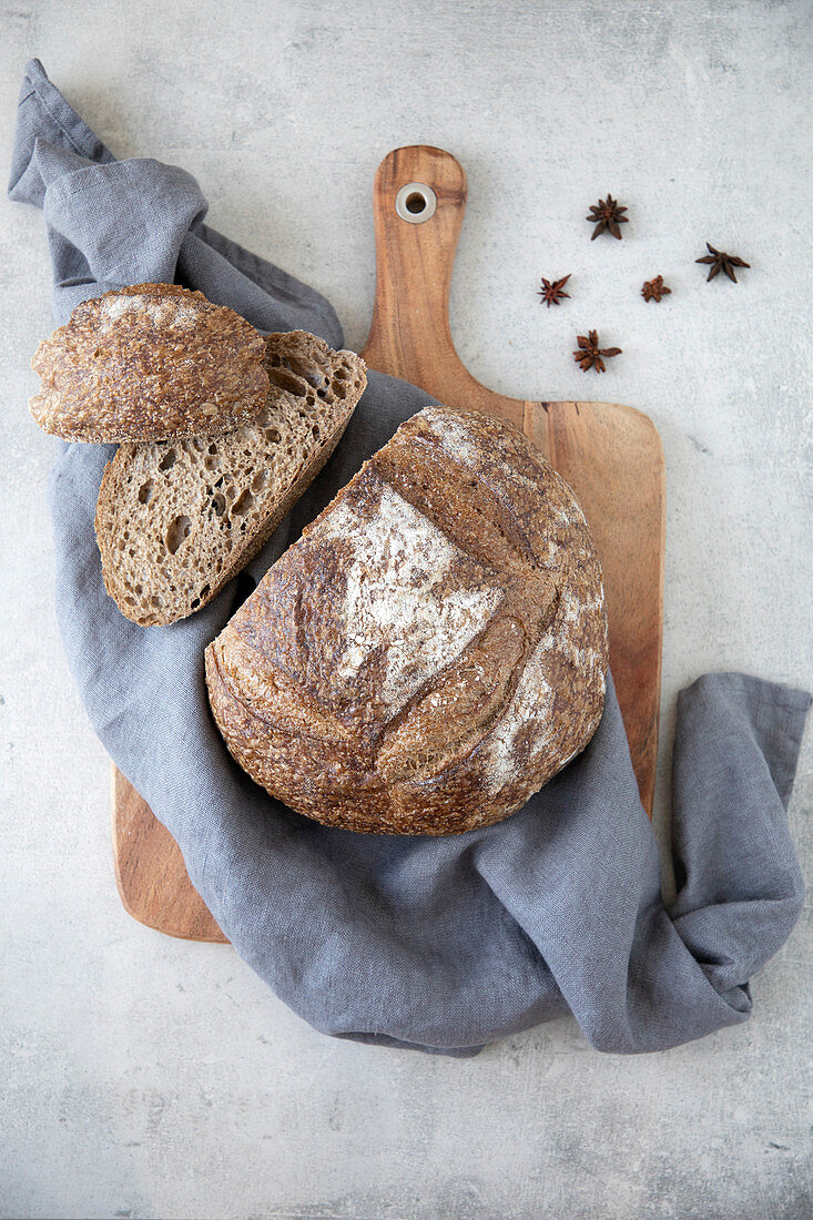 Französisches Landbrot aus Vollkorn-Sauerteig