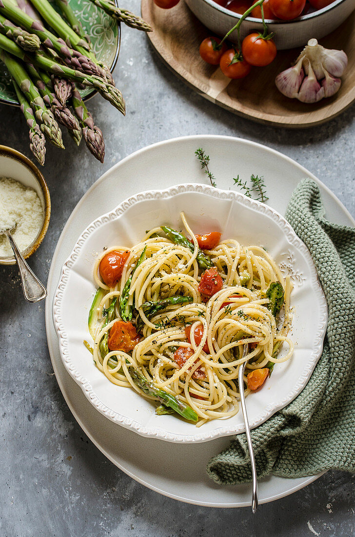 Spaghetti mit grünem Spargel und Kirschtomaten