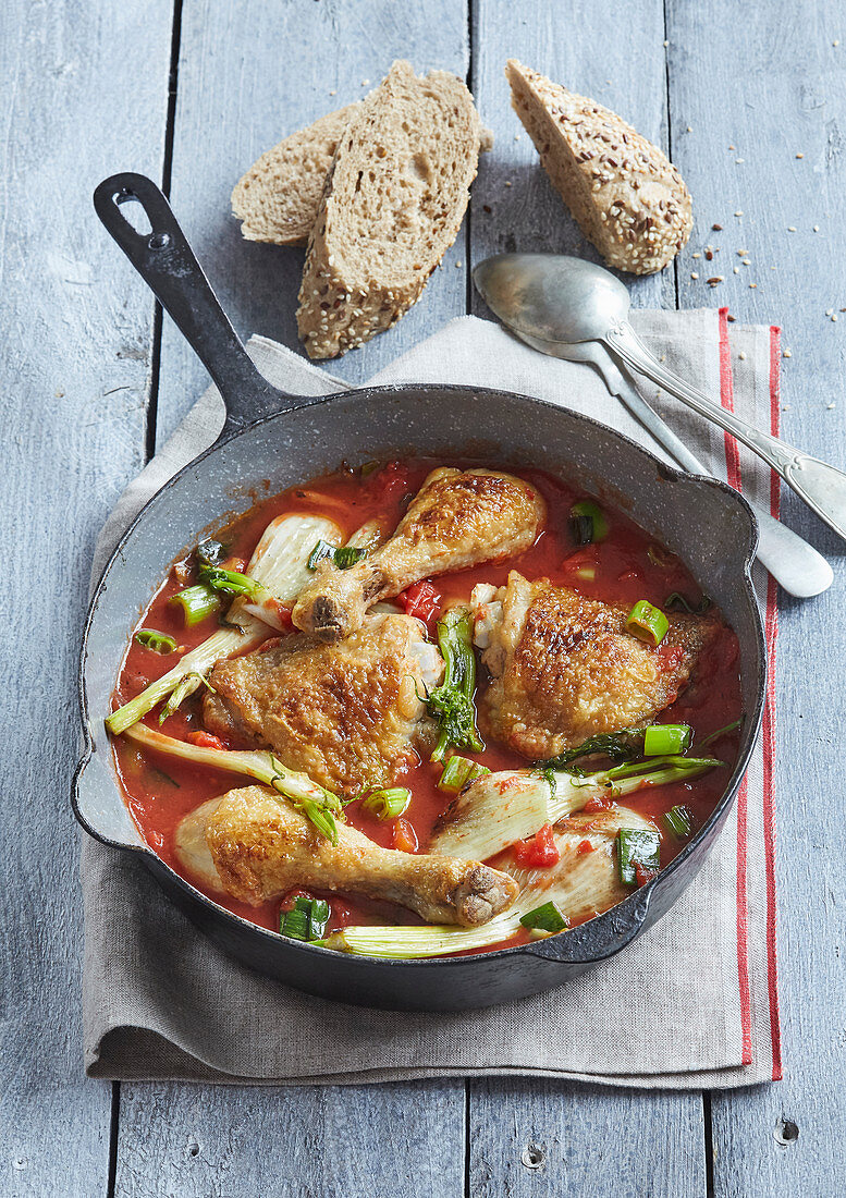 Hähnchenkeulen mit Tomaten und Fenchel