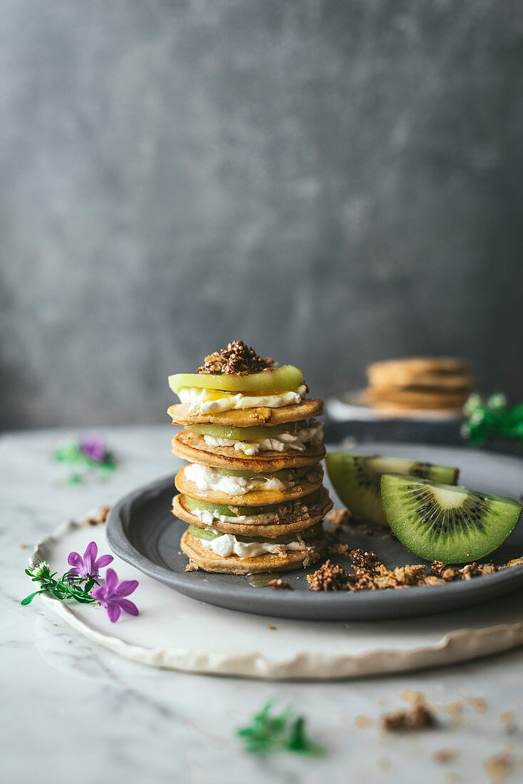 Mini-Pancakes mit Kiwi und Ricotta