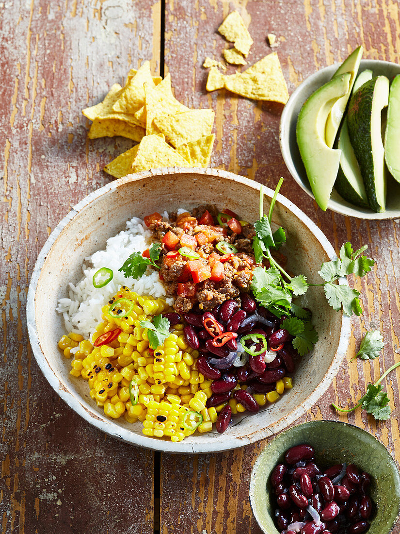 Mexikanischer Salat mit Hackfleisch und Reis