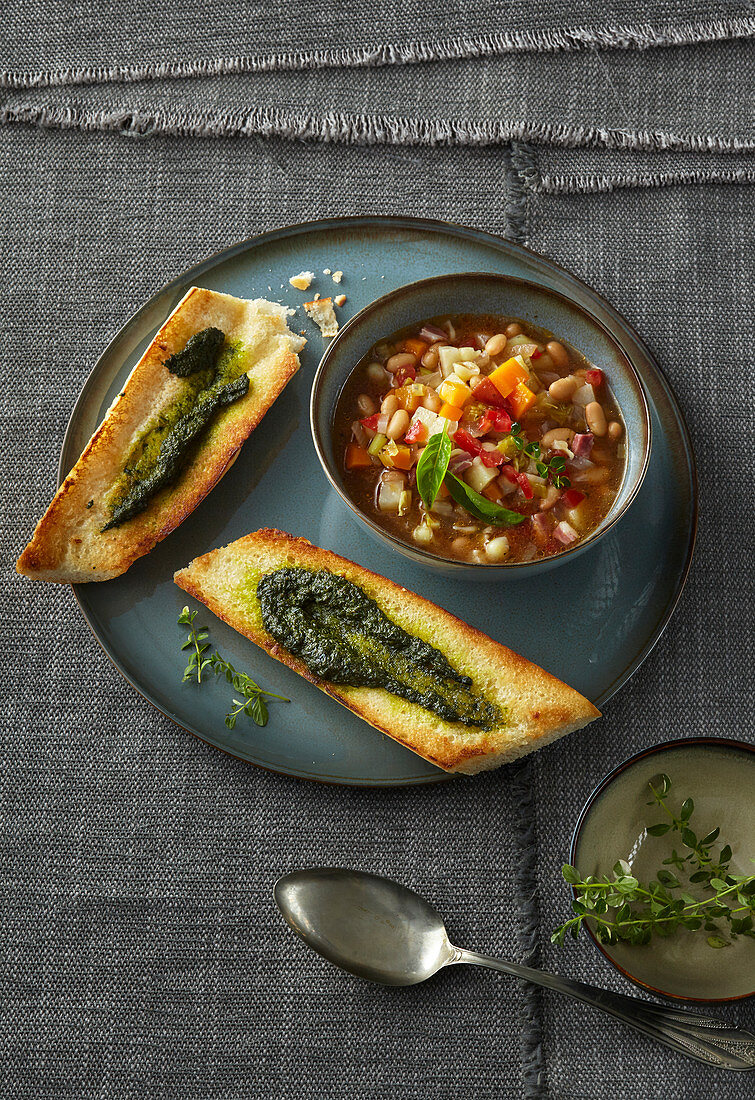 Minestrone mit Pesto-Baguette