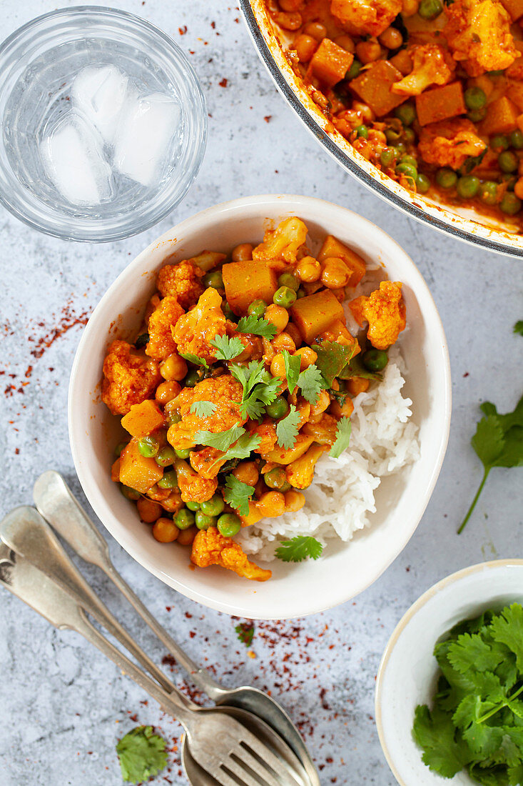 Veganes Blumenkohl-Kichererbsen-Curry, serviert auf Reis