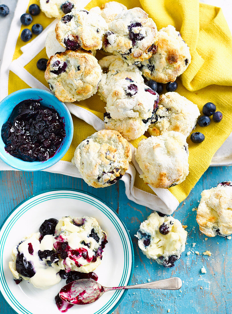 Glutenfreie Scones mit Heidelbeeren und weißer Schokolade