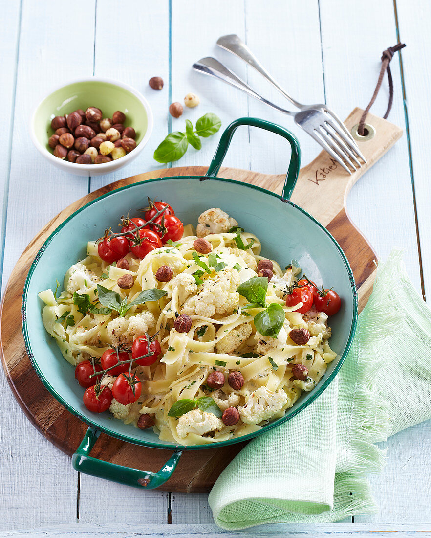 Pasta nach Carbonara Art mit geröstetem Blumenkohl