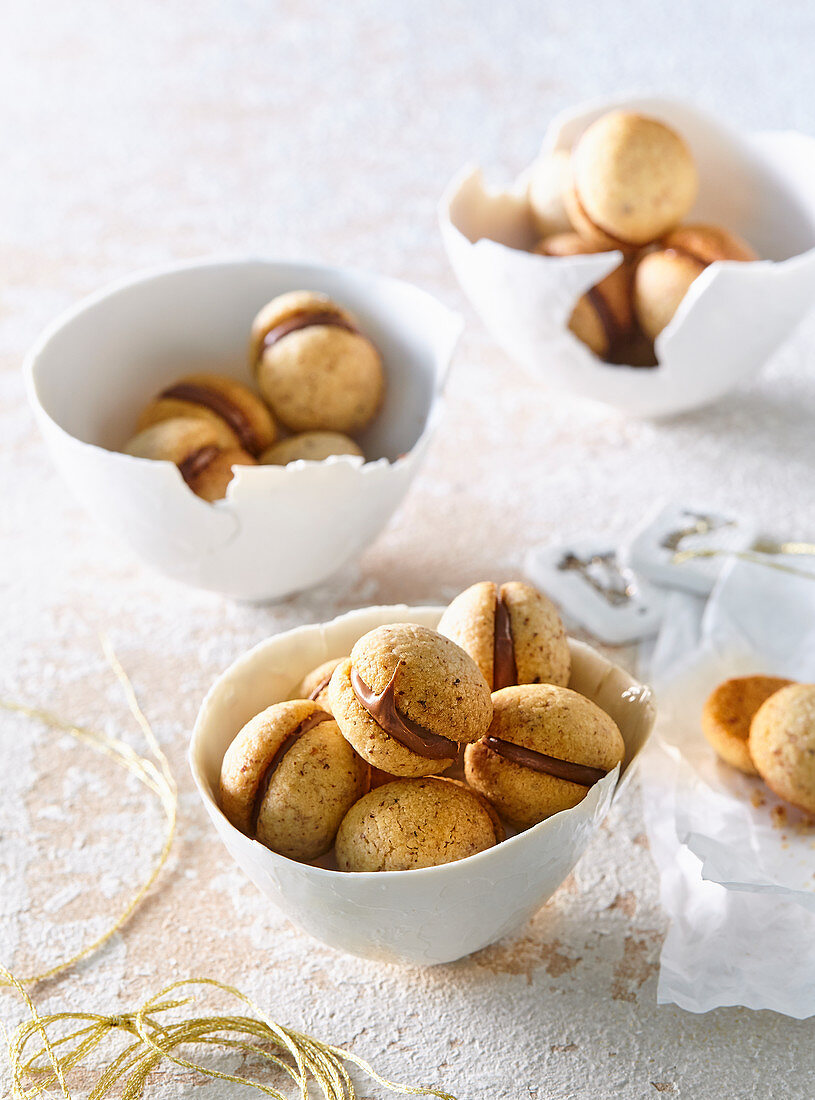 Cookies with nut and chocolate cream