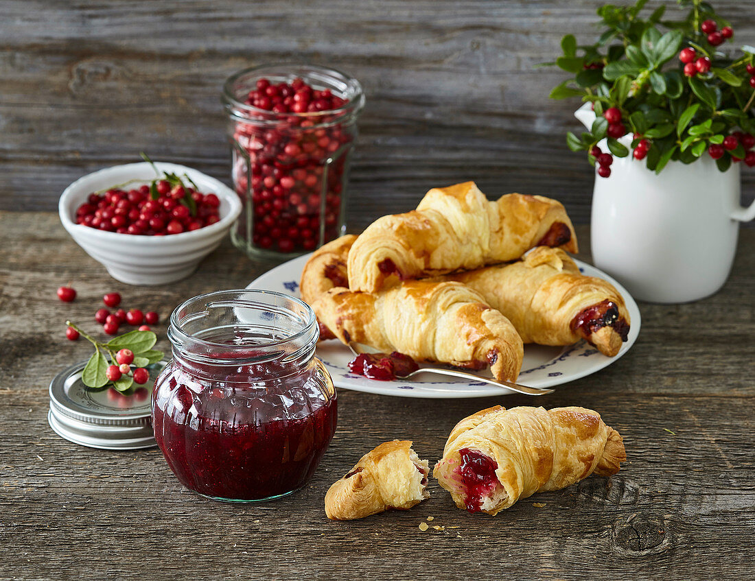 Croissants mit Preiselbeermarmelade