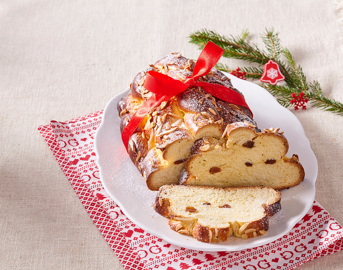 Hefekuchen mit Rosinen zu Weihnachten