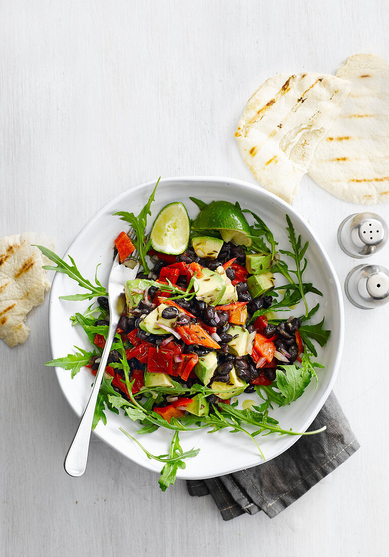 Tex-Mex-Salat mit schwarzen Bohnen und Avocado