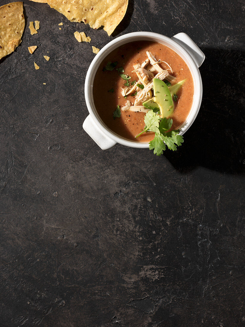 Mexikanische Suppe mit Hähnchenfleisch, Avocado und Tortilla