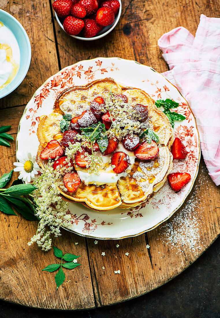 Holunderblüten-Waffeln mit Erdbeeren und Sahne