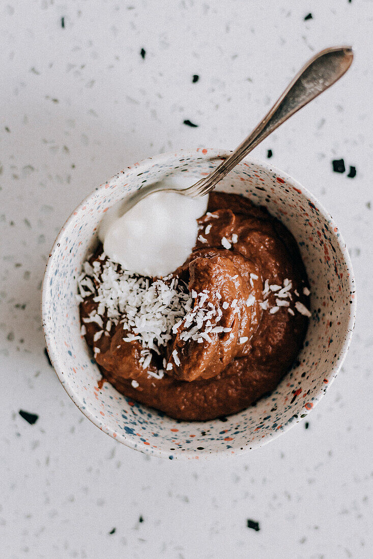 Süßkartoffel-Schokoladen-Mousse mit Kokos