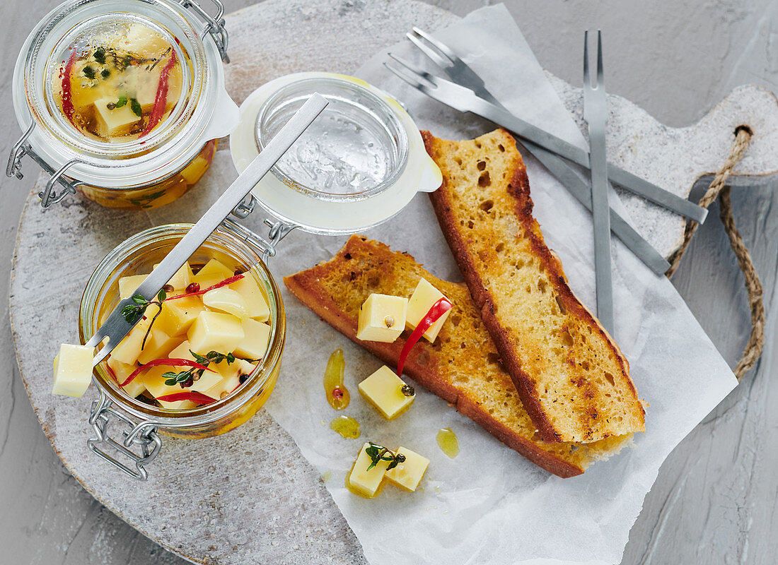 Eingelegter Käse serviert mit frisch geröstetem Brot