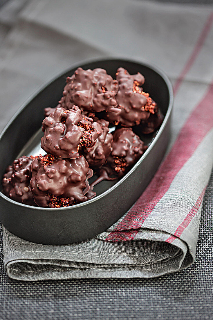 Quinoa-Amaranth-Puffies mit Schokoglasur