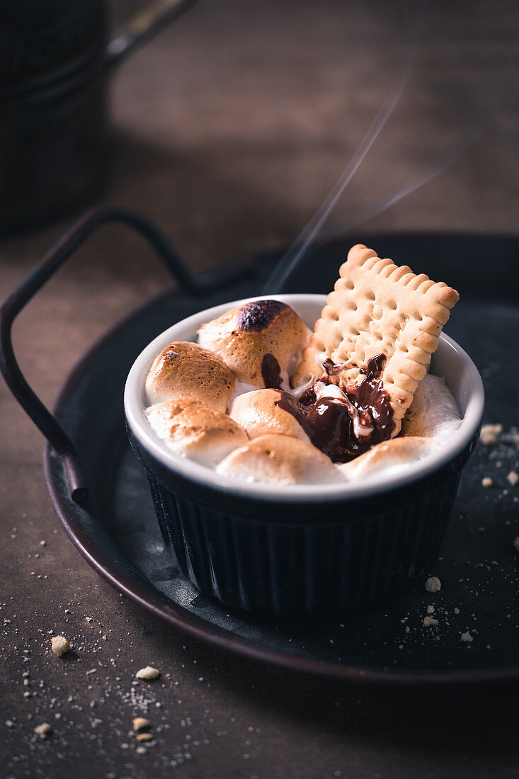 Flüssige Schokolade mit Marshmallows und Keksen zum Dippen