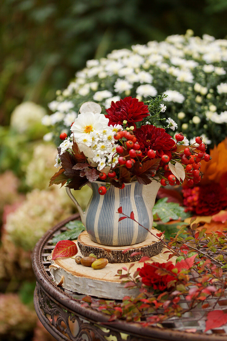 Herbststrauß mit Dahlien und roten Beeren