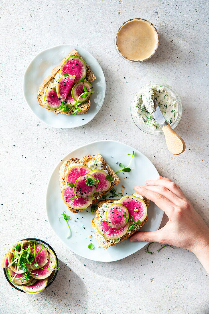 Toast mit Wassermelonenrettich