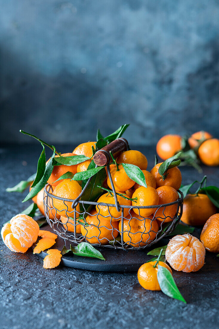 Mandarinen in einem Drahtkorb