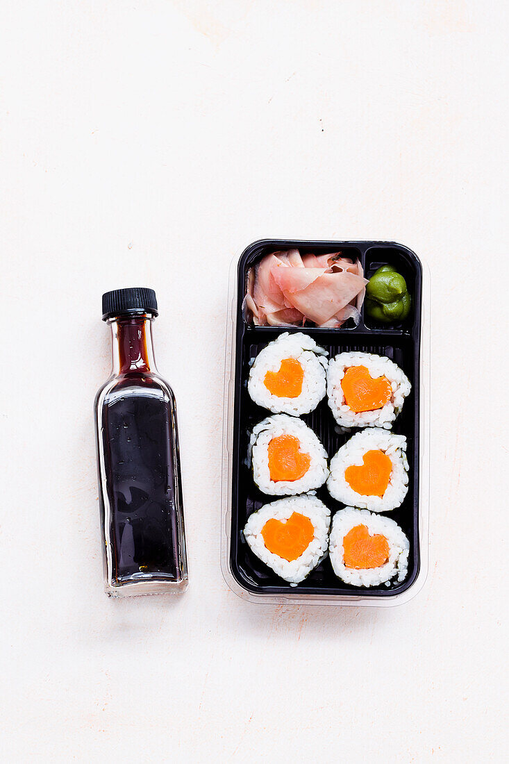 Sushi mit herzförmigen Möhren