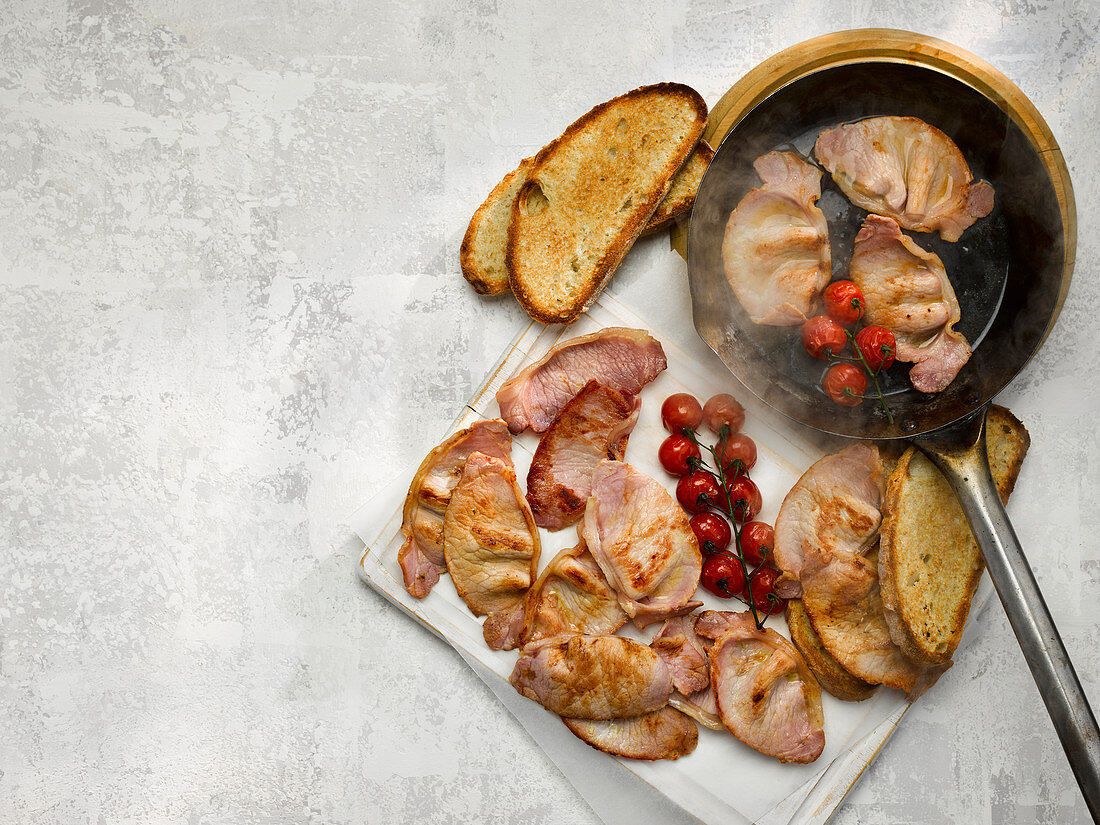 Gebratener Gammon Steak mit Kirschtomaten und Röstbrot