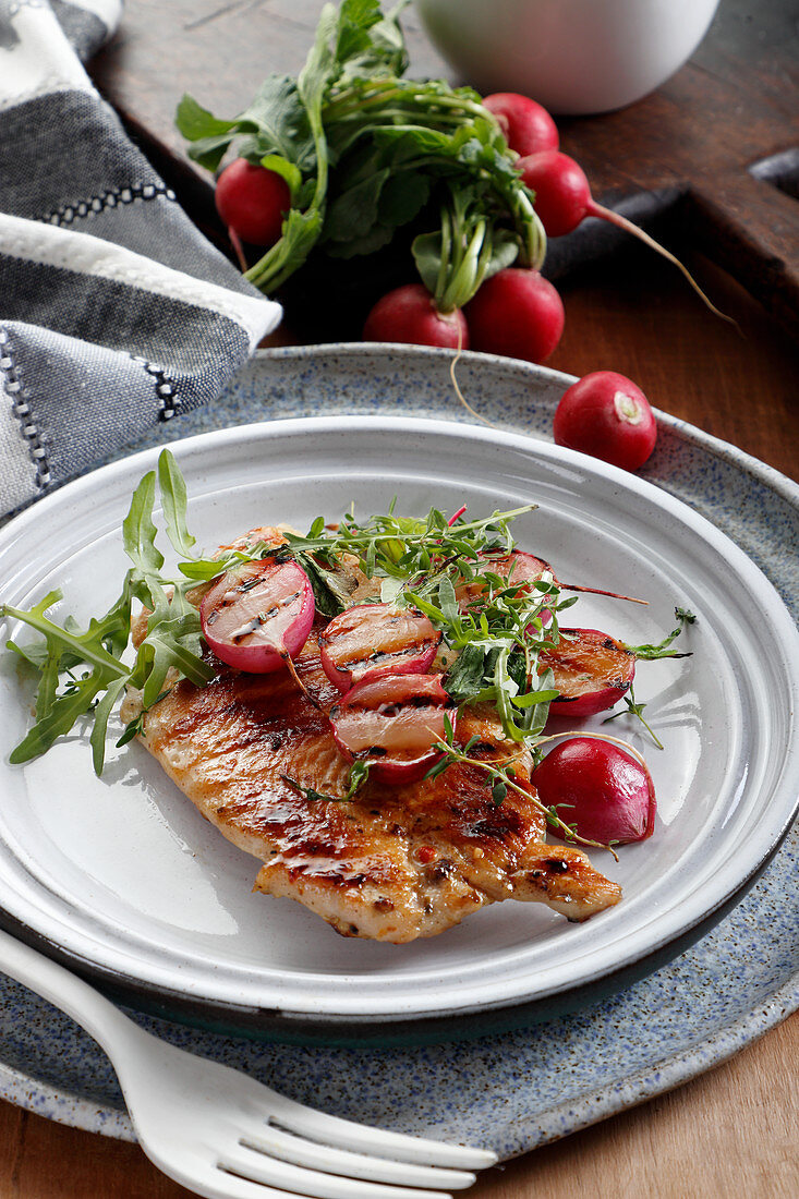 Gegrillte Hähnchenbrust mit Radieschen und Rucola