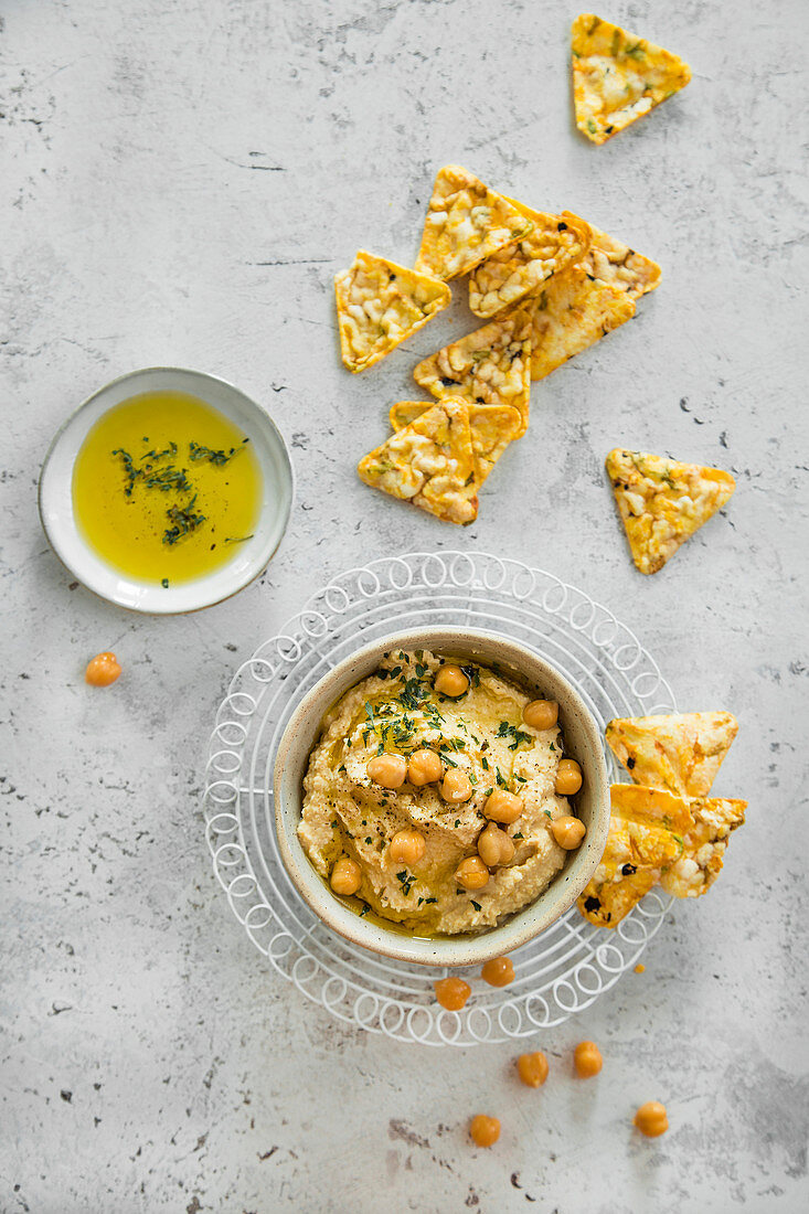 Chickpea hummus with legume chips